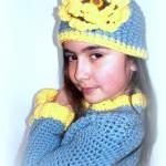 Little Girl Size 4/5 Sweater And Hat Set,..